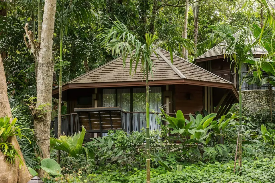 Træhytter i skovmiljø ved River Kwai Resotel