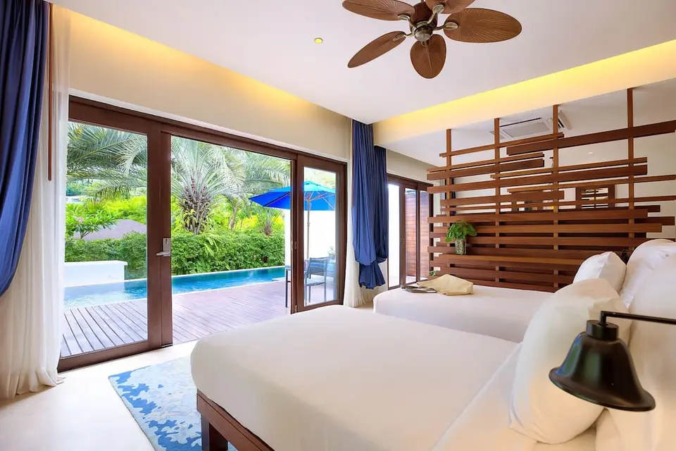 Soveværelse med to senge og glasskydedør i Choengmon, Koh Samui