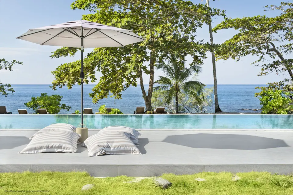 Køb SHANTAA lounge stole og parasol til swimmingpool