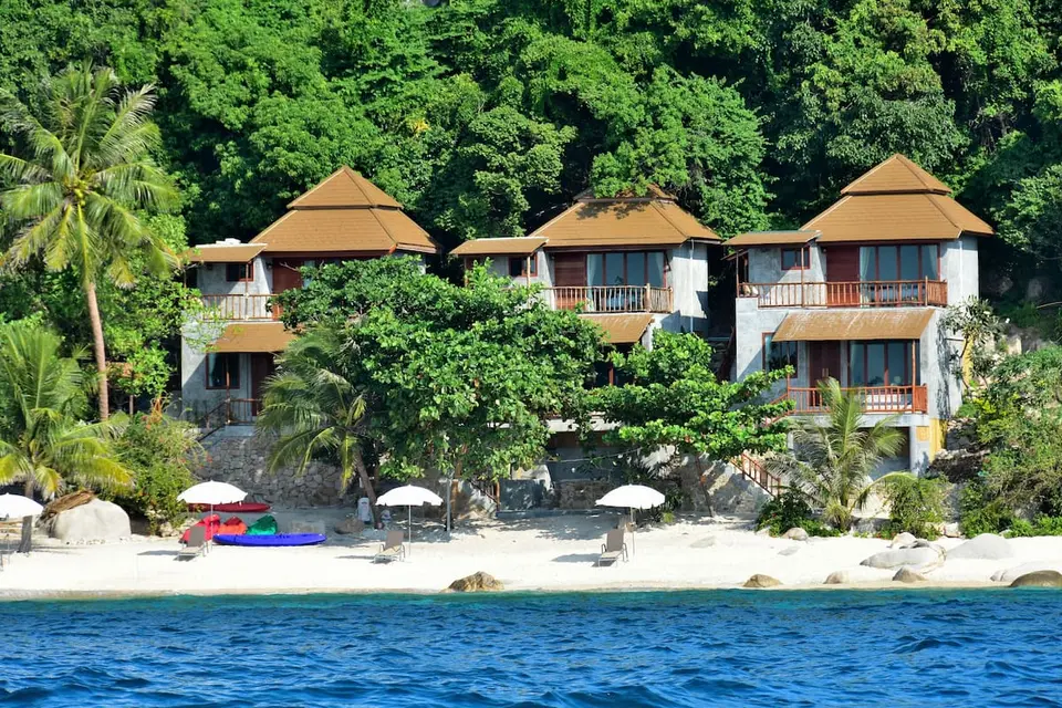 Sai Daeng Resort strand resort med parasoller