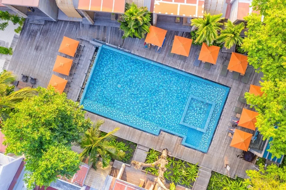 Luft et strandresort med swimmingpool og grønne områder, Sai Kaew Beach Resort