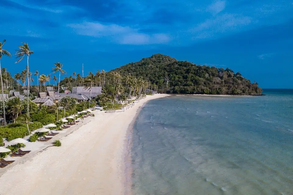Stranden og hotelbygningerne på Saii Phi Phi Island Village Beach Resort set ovenfra.