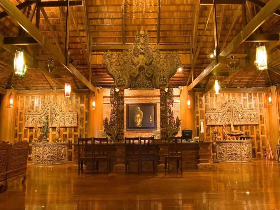 Trægulv og loft stort værelse på Santhiya Resort Koh Phangan