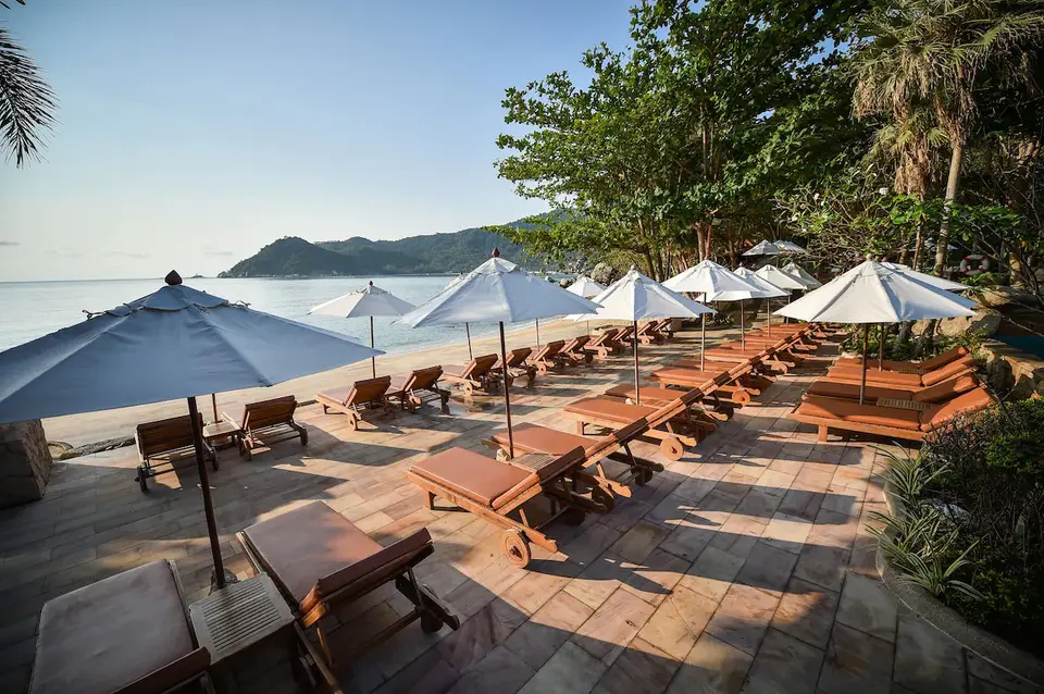 Santhiya Koh Phangan Resort Beach, liggestole og parasoller ved havet