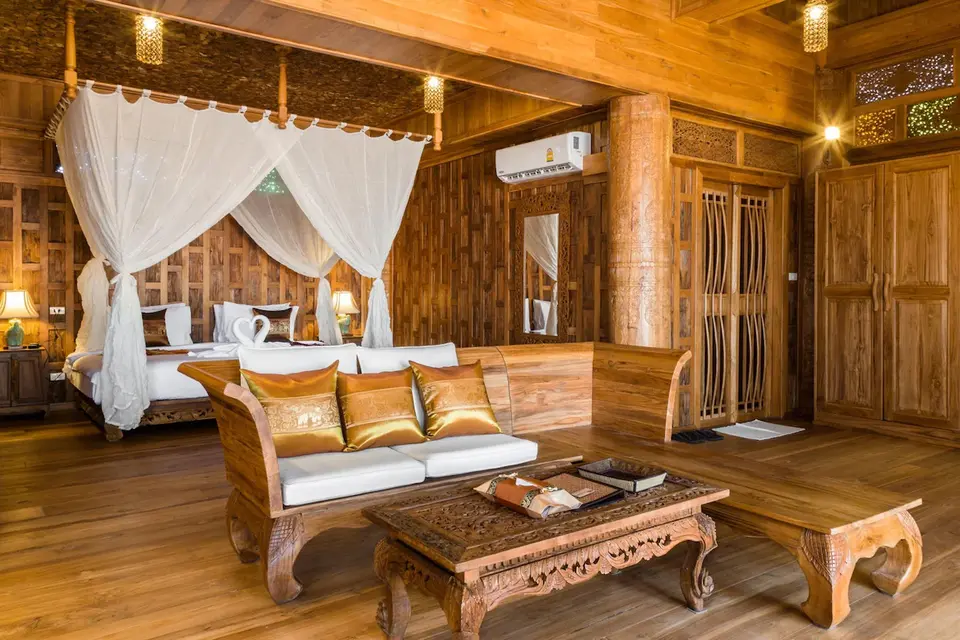 Træværelse i Santhiya Phuket Natai Resort