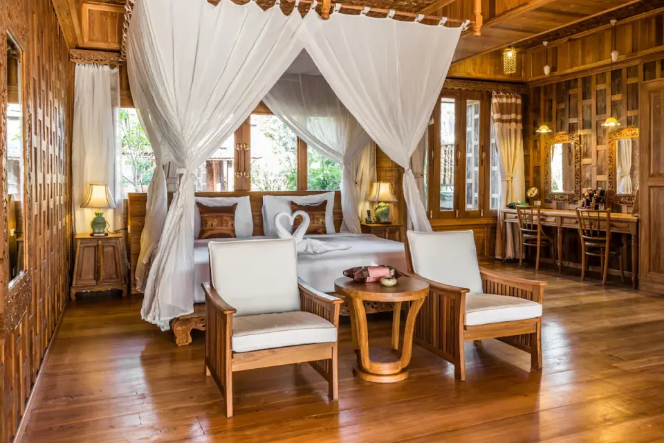 Træværelsesdesign på Santhiya Phuket Natai Resort