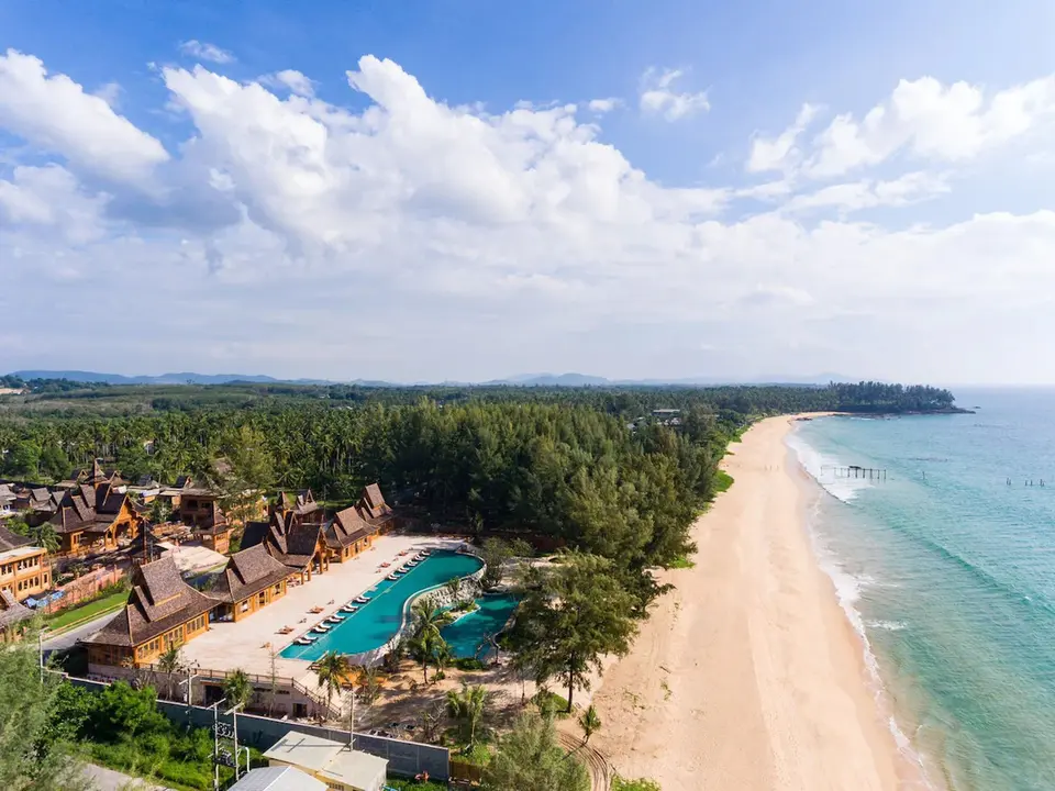 Aerial Santhiya Phuket Natai Resort på stranden i Phuket