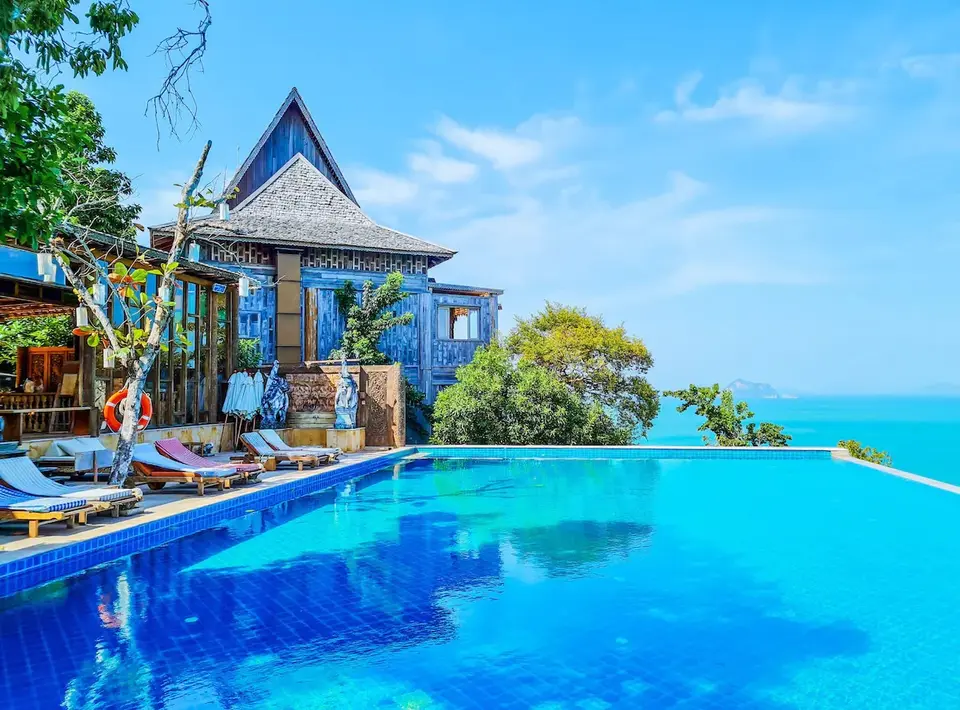 Resort med swimmingpool og havudsigt i Koh Yao Yai: Santhiya Resort.