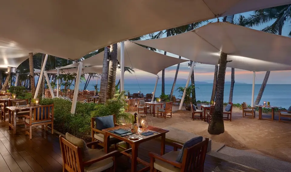 Strandrestaurant med havudsigt, bord- og stoleindretning på Santiburi Koh Samui