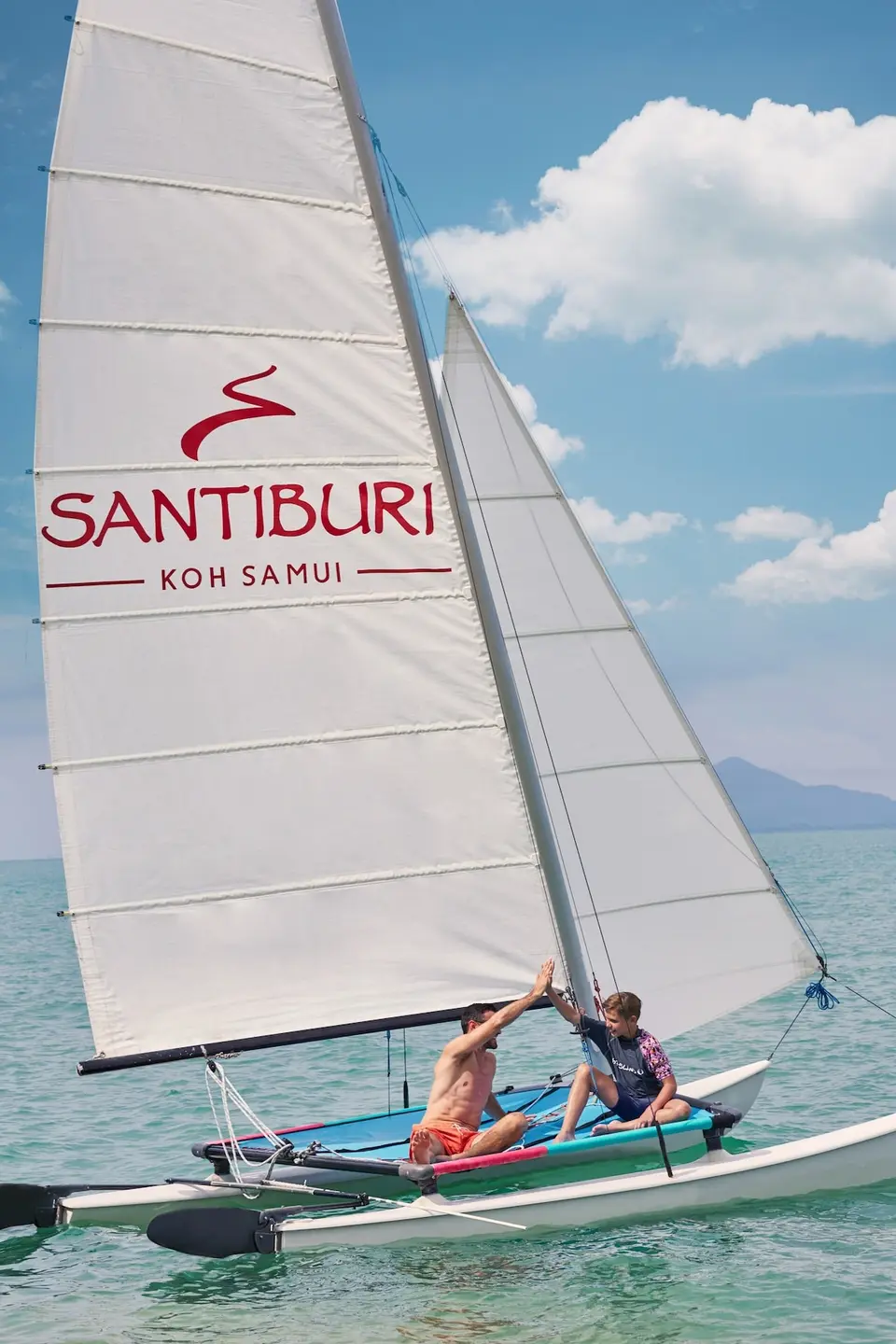 Billeder af to personer sejler på en sejlbåd nær Koh Samui