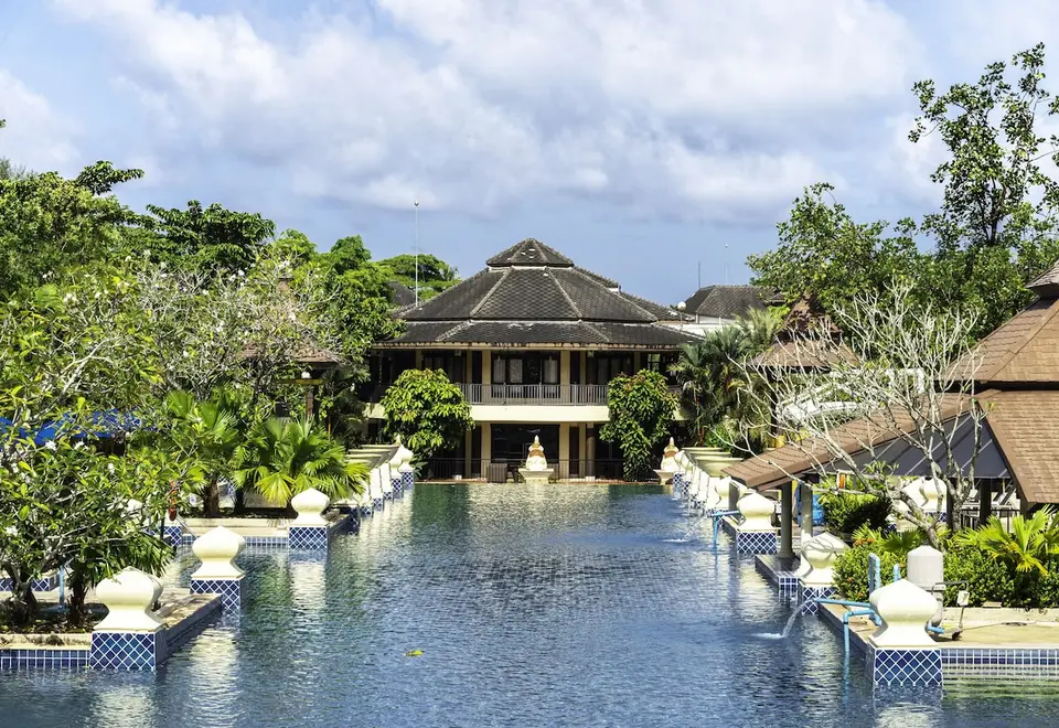 Khao Lak resort med pool omgivet af frodige træer