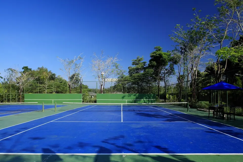 Tennisbane ved Seaview Resort i Khao Lak med blå og hvide linjer