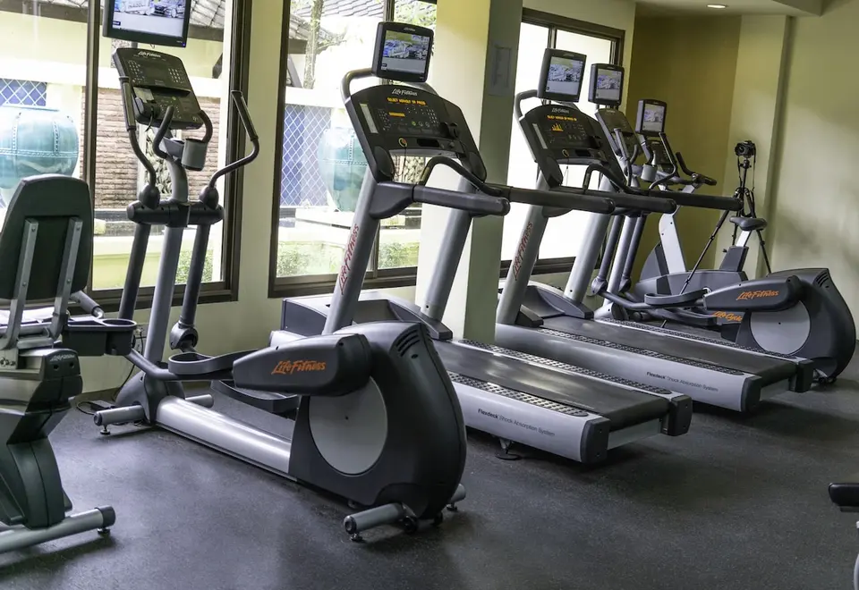 Seaview Resort Khao Lak fitnessfaciliteter med løbebåndsmaskiner og fantastisk udsigt