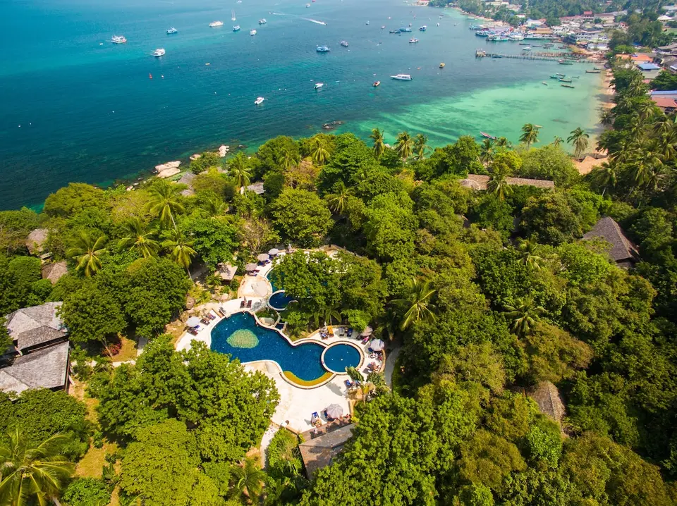 Overhead view af Sensi Paradise Beach Resort på en tropisk ø med hvid sandstrand