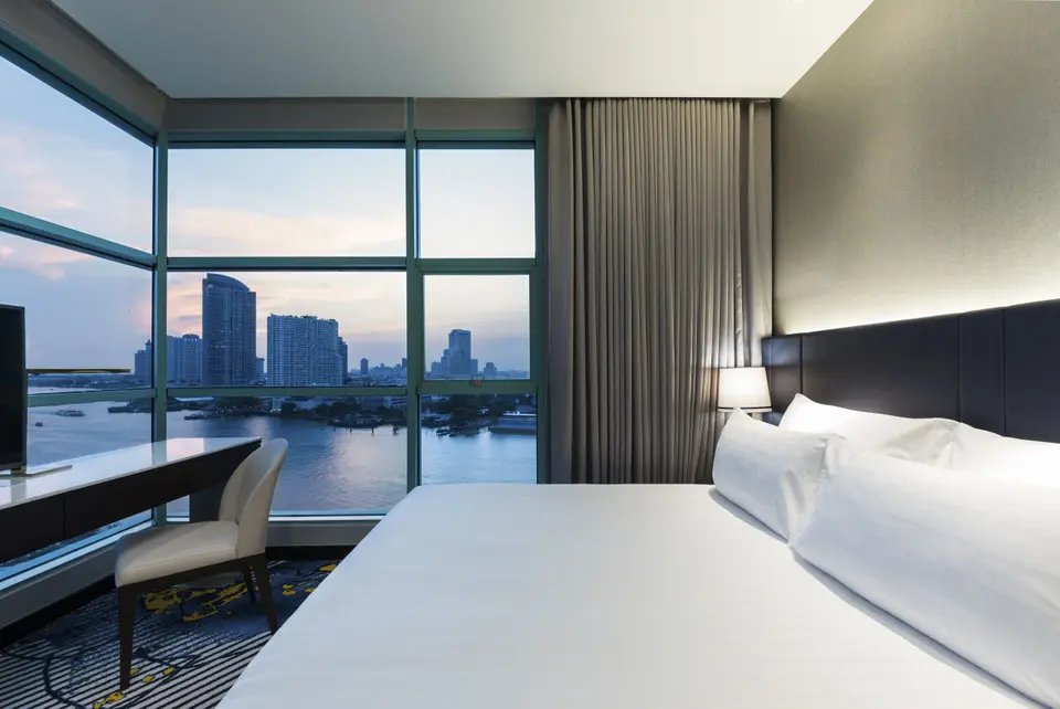 Shangri-La Hotel værelse med udsigt over Bangkoks skyline