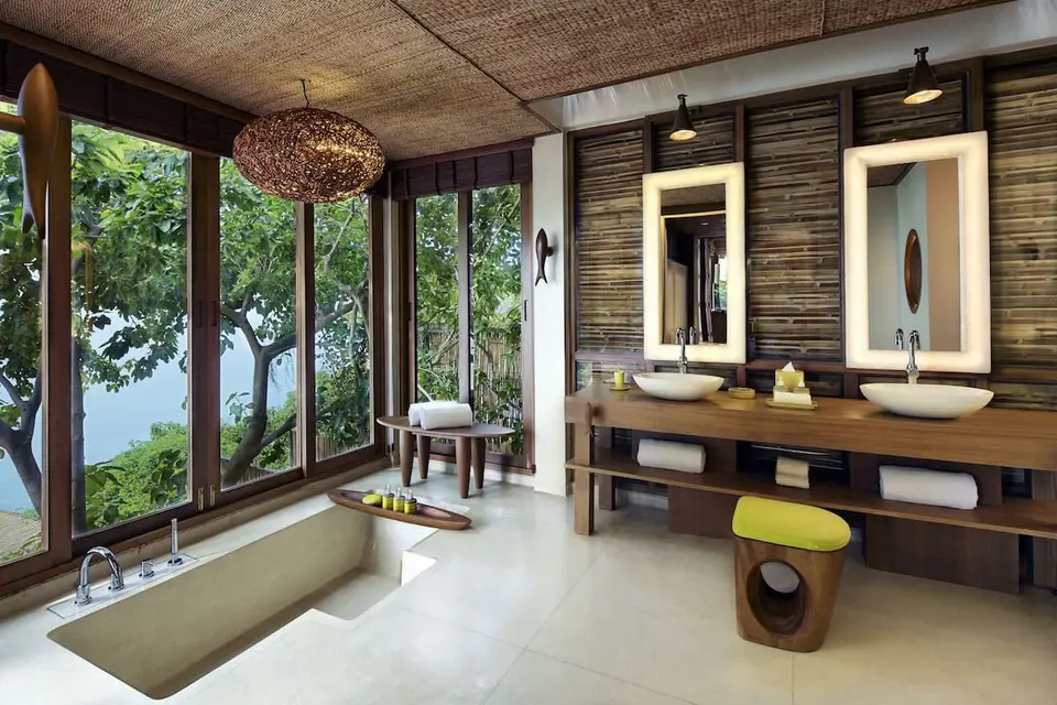Luksuriøst badeværelse på Six Senses Samui med stort vindue og havudsigt