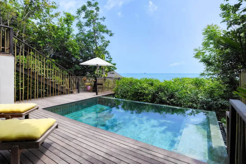 Træterrasse med havudsigt med pool på Six Senses Samui