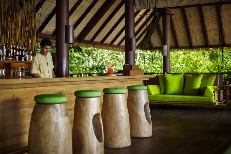 Se billedet af tropic bar i Six Senses Samui med grønne taburetter. Det perfekte sted for at nyde en cocktail, mens du beundrer udsigten