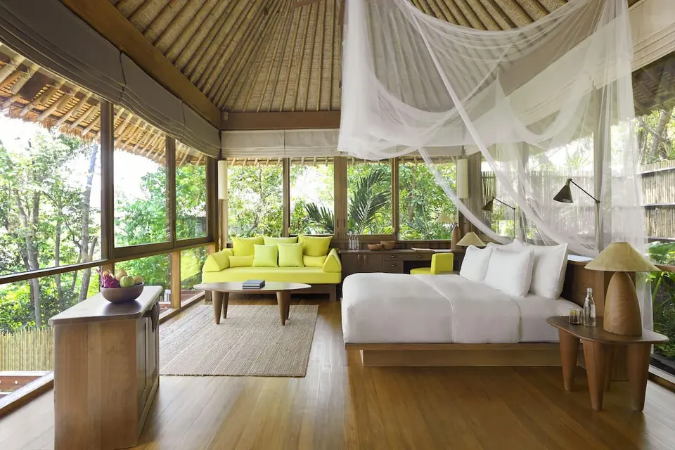 Luksuriøst værelse med seng og myggenet på Six Senses Samui resort