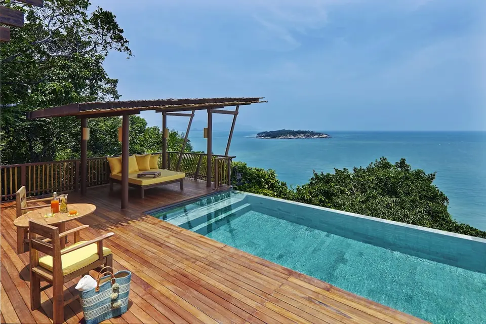 Træterrasse ved havet med en pool i Samui, der minder om Six Senses resorts. Komplet med en fantastisk havudsigt og rolige omgivelser,