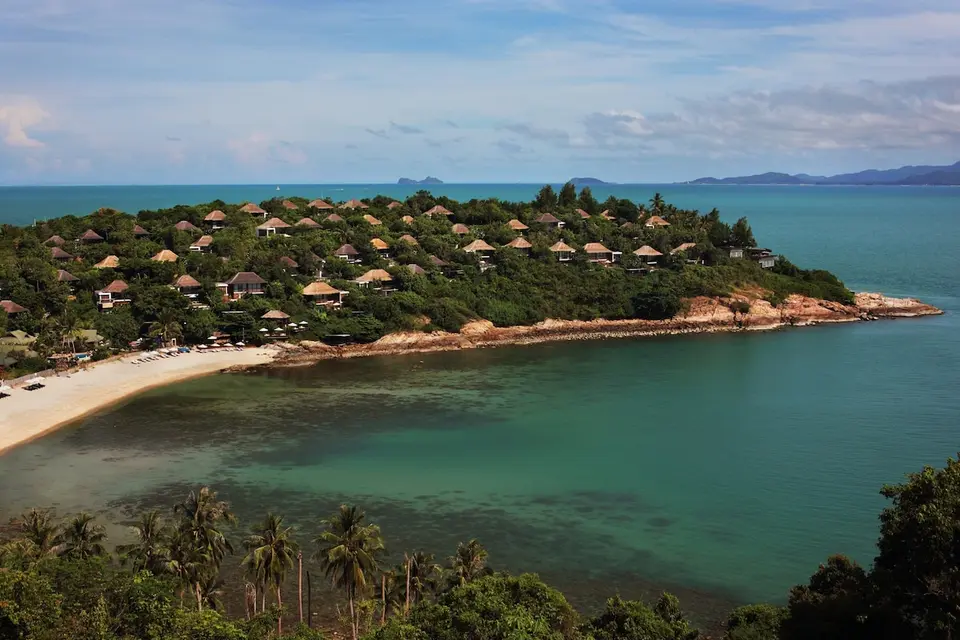 Afsondret ø-ferie Six Senses Samui: Grønt-fyldt fredfyldt beliggenhed med privat strandadgang, perfekt til afslapning og ro. Ideelt valg for