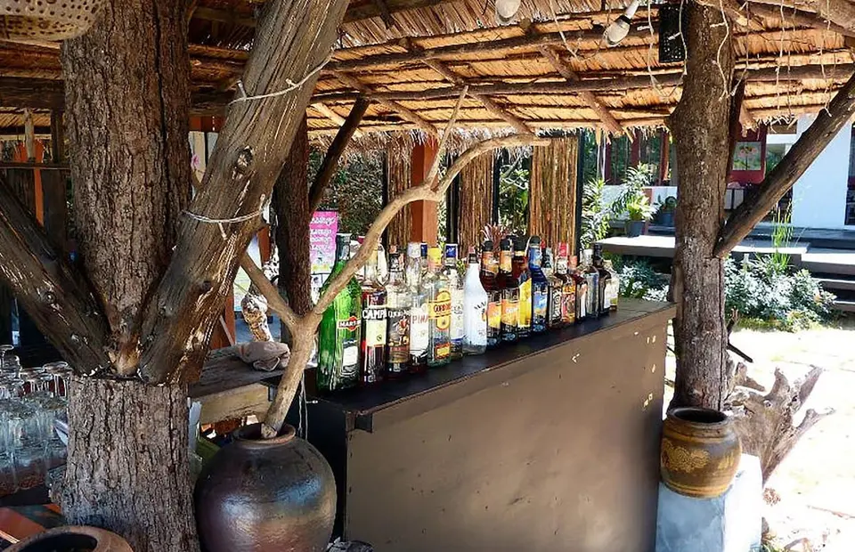 Thanya Beach Resort's træbar med stort udvalg af flasker