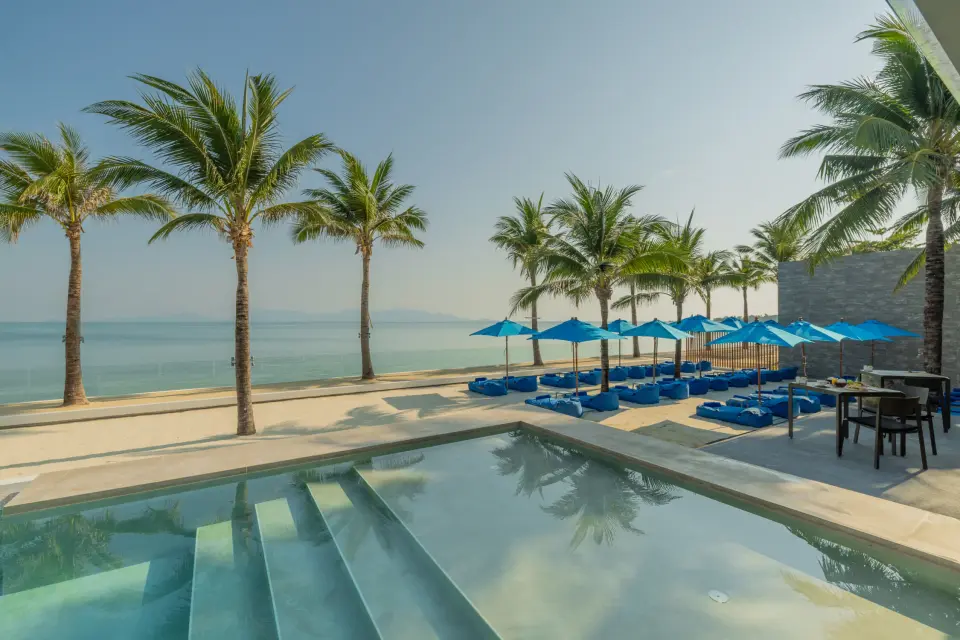 Koh Samui swimmingpool kun for voksne ved strand og palmer