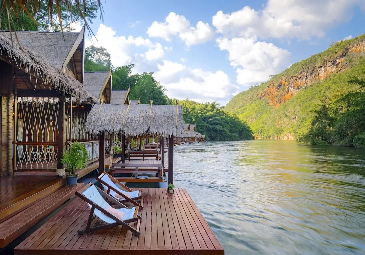 River Kwai Resort med træterrasse og hyggelige stråhytter langs flodbreden