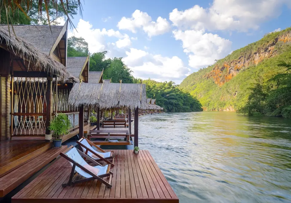 River Kwai Resort med træterrasse og hyggelige stråhytter langs flodbreden