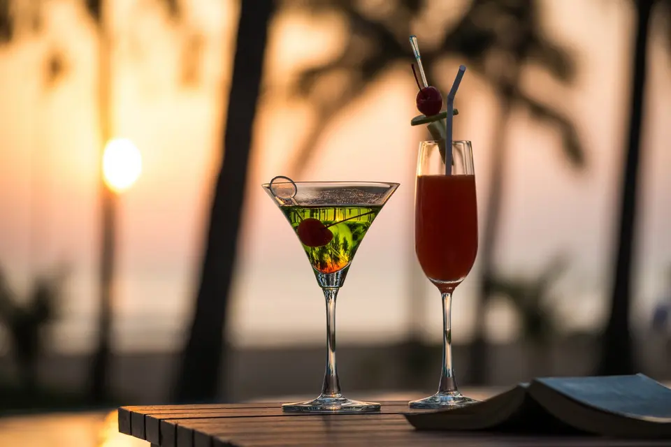 Cocktailbriller på bord ved solnedgang i Khao Lak