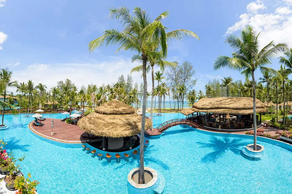 Khao Lak swimmingpool luftfoto omgivet af palmer