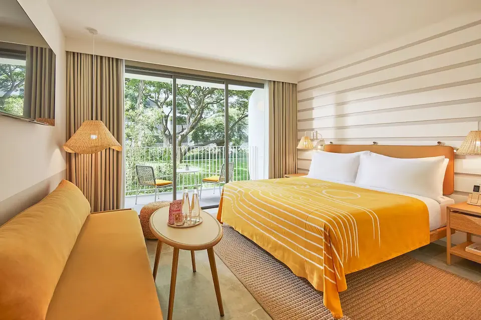 et standard hotelværelse i Hua Hin med balkon og gul seng