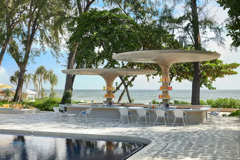 Standard pool med bar i Hua Hin, omgivet af træer og havudsigt