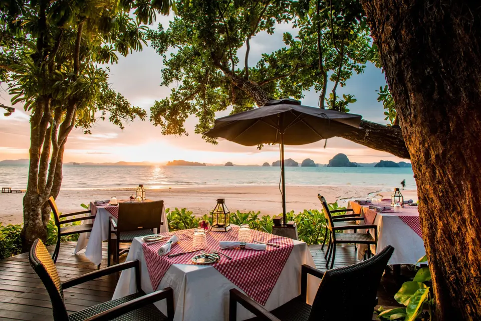Romantisk strandrestaurant på Tubkaak Beach ved solnedgang