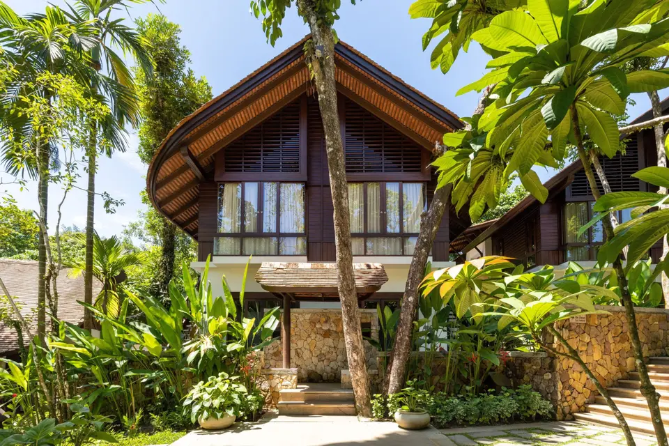 Tubkaak boutique resort omgivet af frodige tropiske planter