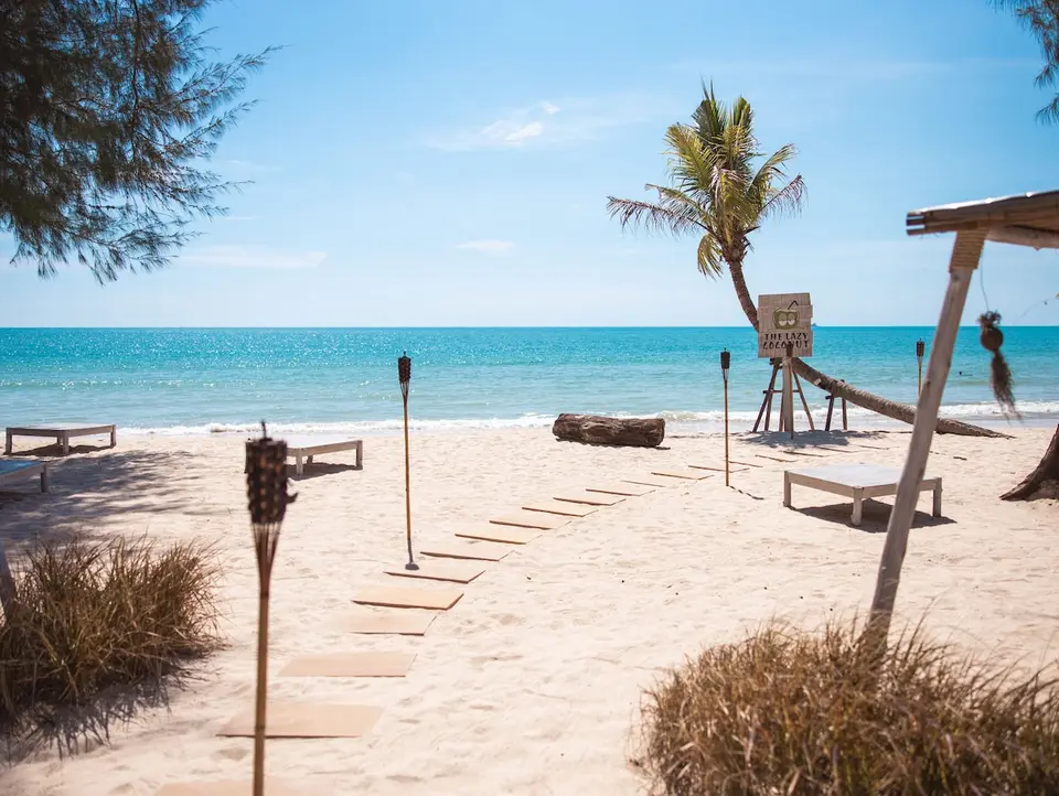 Stier, der fører til sandstrand ved Twinpalms Phuket resort