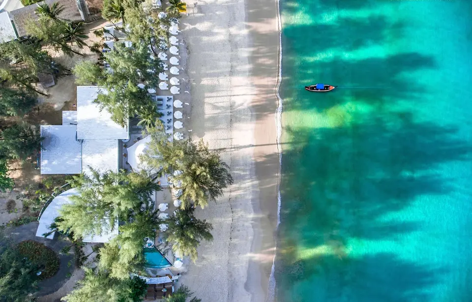 Luft Twinpalms strand, Phuket, med en båd på vandet