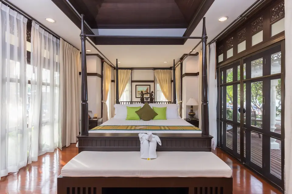 Wora Bura Hua Hin Resort & Spa tilbyder luksuriøse soveværelser med himmelseng og smukke trægulve