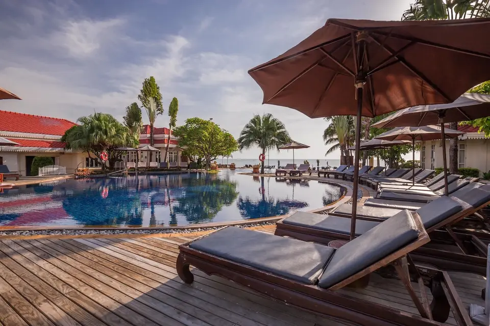 Swimmingpool på Wora Bura Hua Hin Spa Resort med liggestole og parasoller