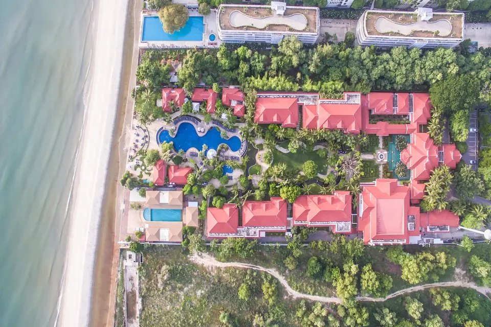 Oversigt over Wora Bura Resort i Hua Hin med udsigt til stranden og spafaciliteter