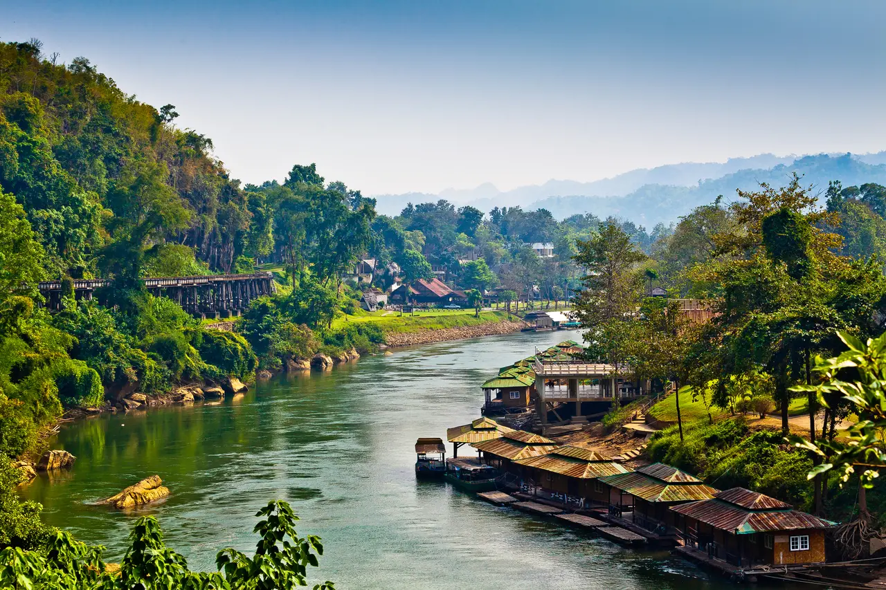 Ikoniske River Kwai floden med togbanen parallel