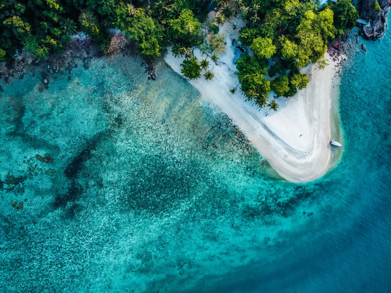 Koh Mak en tropisk oee med azurblaat vand