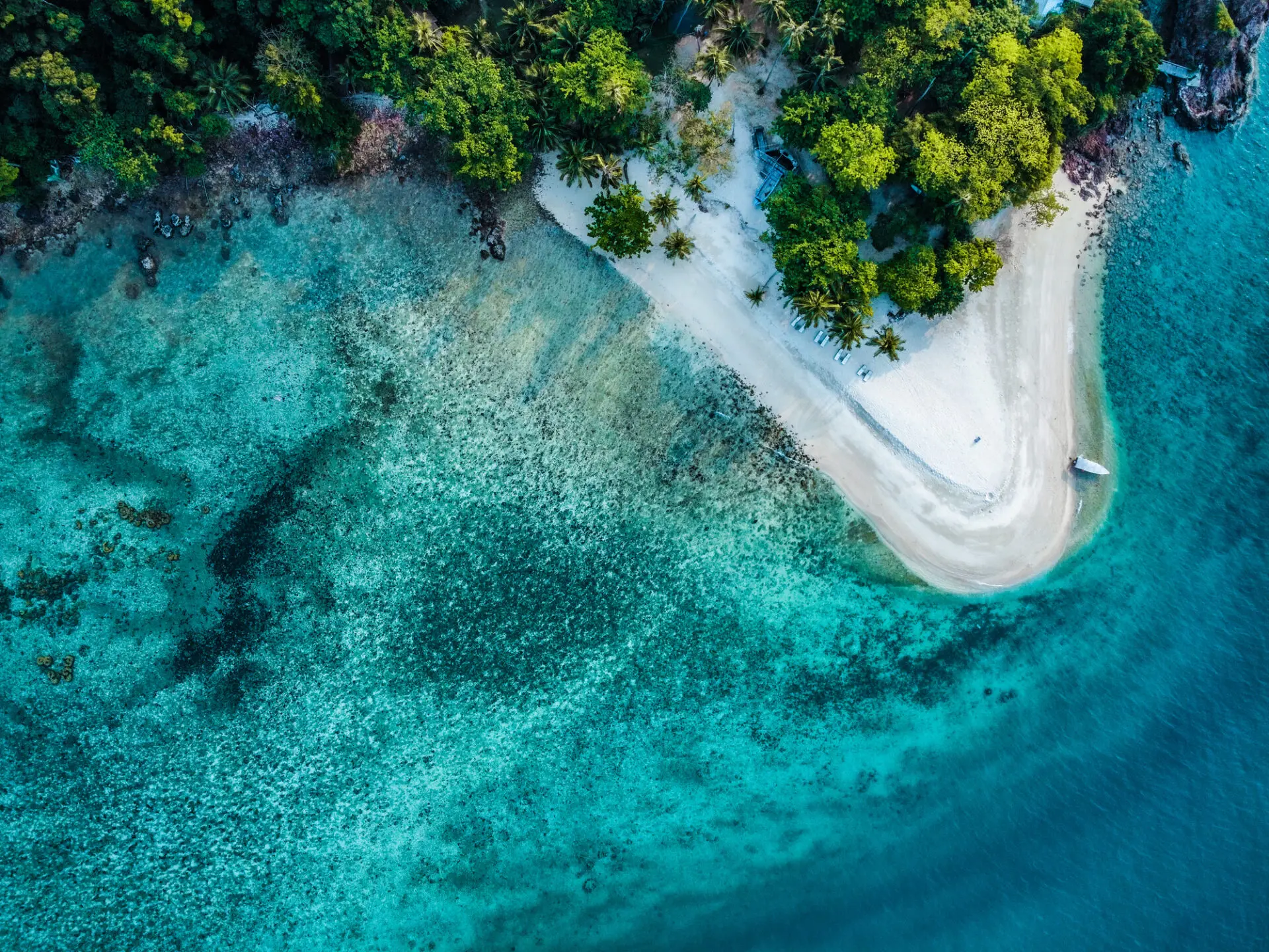 Koh Mak en tropisk oee med azurblaat vand