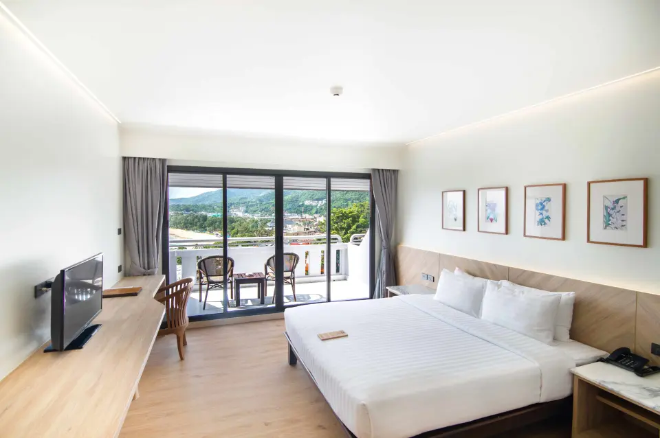Deluxeværelse med havudsigt på Orchidacea Resort med dobbeltseng, tv og altandør