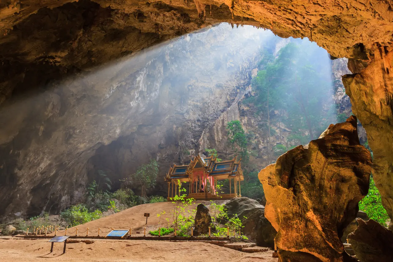 Pavilion Phraya Nakorn grotte