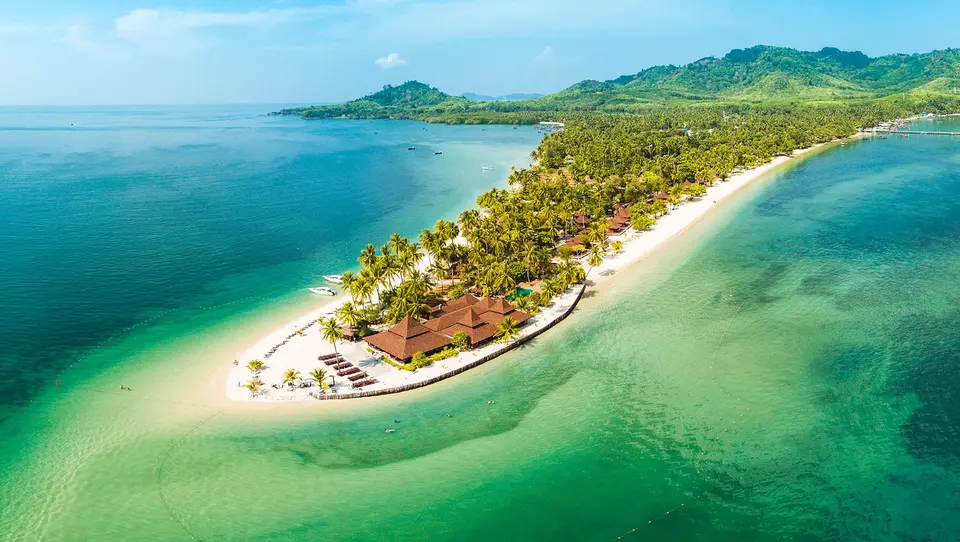 Sivalai Beach Resort på en tropisk ø med hvide sandstrande, palmer og krystalklart blåt hav i Thailand.