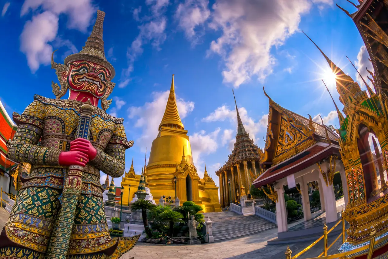 Oplev en unik kombination af solrige badeferie og spændende storbyferie på det Grand Palace i Bangkok, Thailand. Paladset er et ikonisk