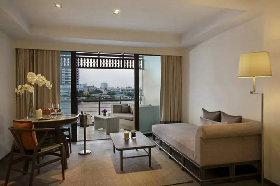 Riva Surya Bangkok hotelværelse med udsigt til byen fra stuen