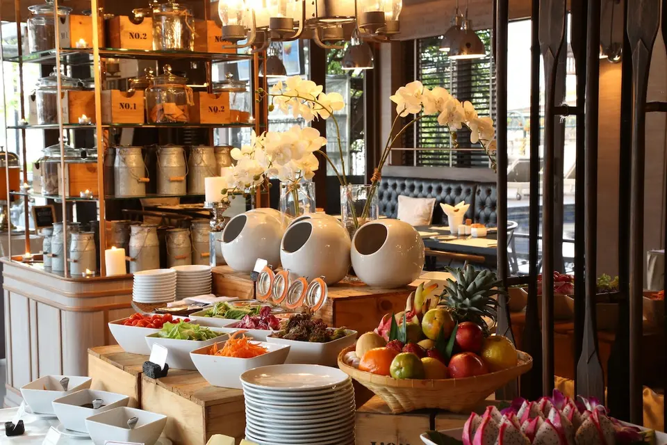 Riva Surya Bangkok buffetbord fyldt med forskellige typer mad