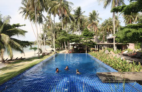 Blå swimmingpool på Koh Mak Beach Resort